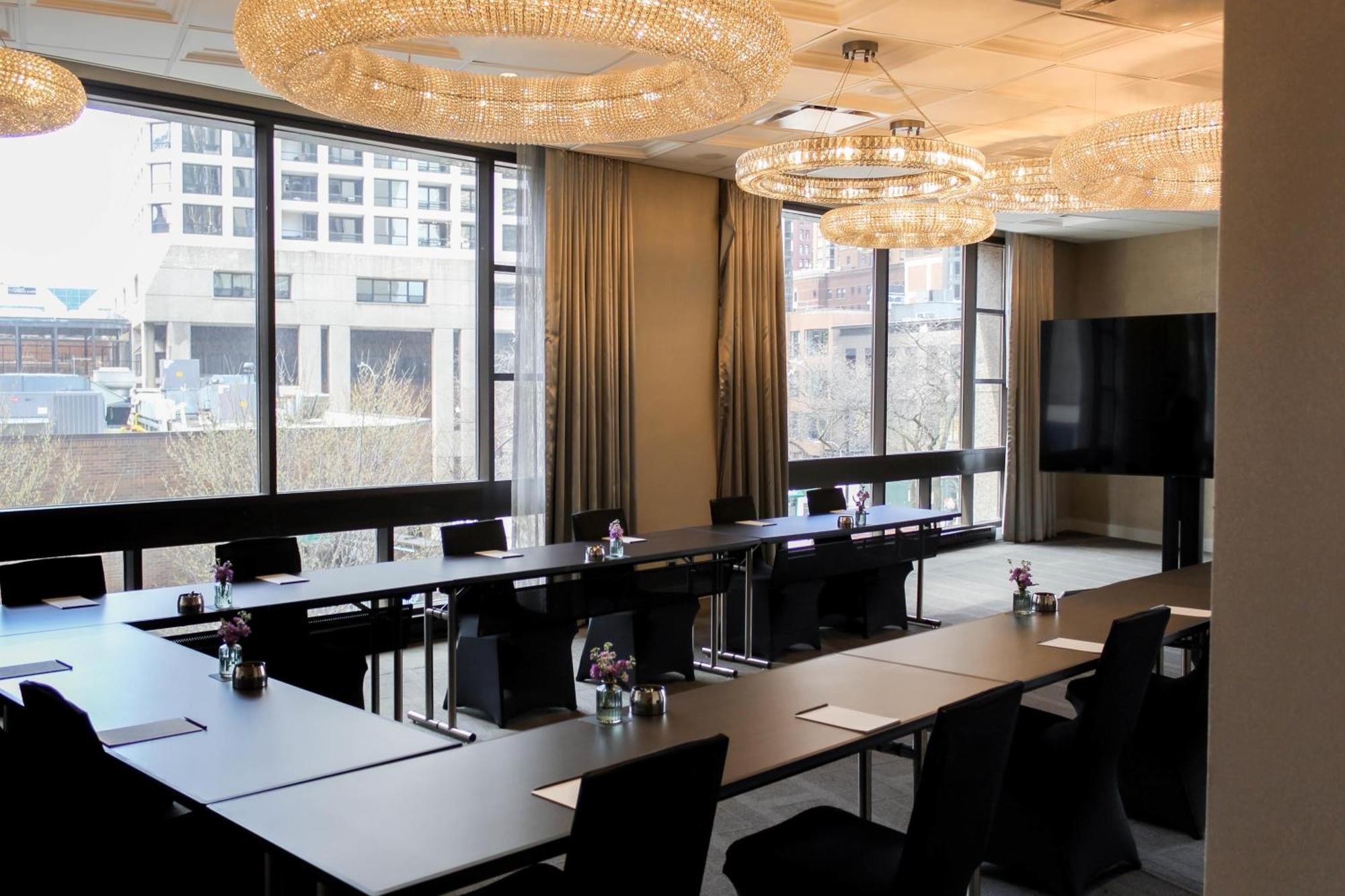 Thompson Chicago, By Hyatt Chicago