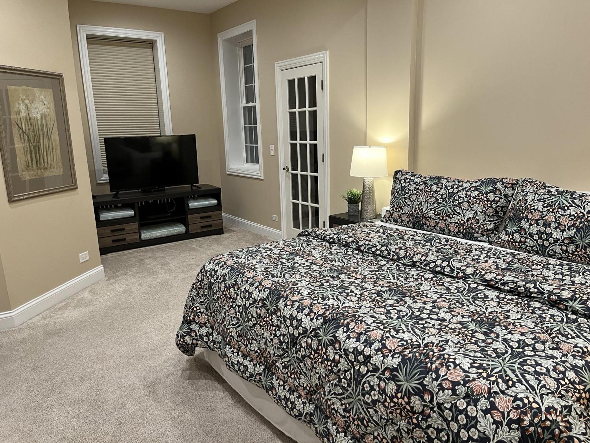 The Wrigleyville Deluxe -steps From Wrigley Sleeps 10 * Chicago