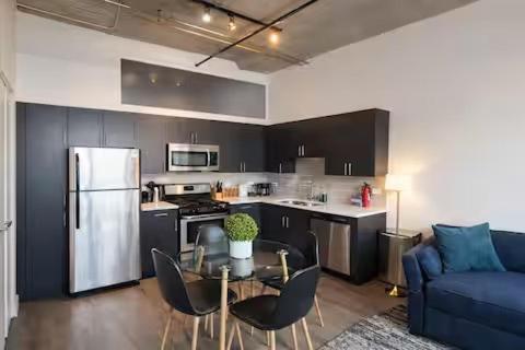 Apartment South Loop 2br Getaway With Smart Tvs & Optional Parking Near Mccormick Place, Museum Campus & Downtown *