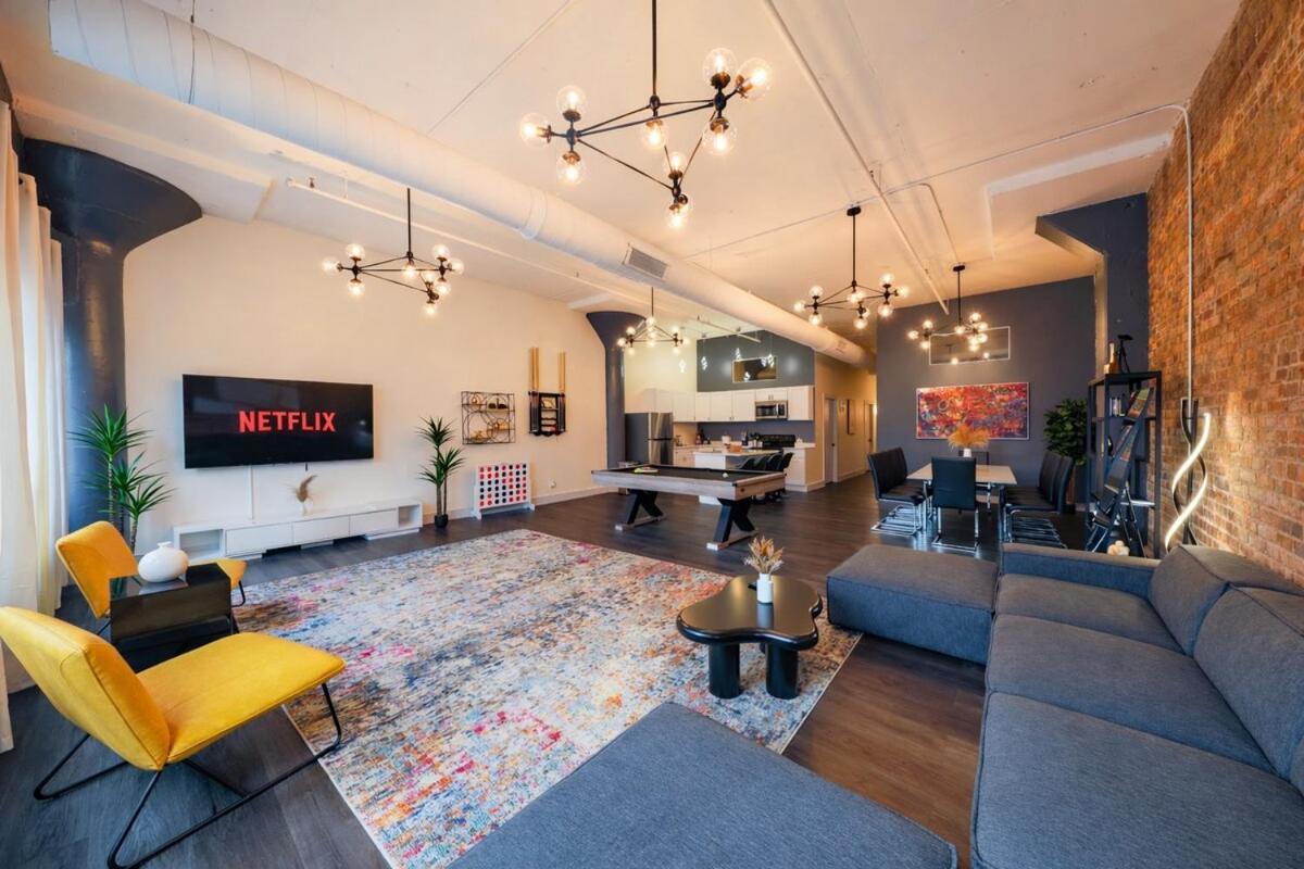 Apartment Massive 6br Luxury Sleeps 12 Guests With Jacuzzi & Pool Table Perfect Group And Optional Parking Near Mccormick Place & Soldier Field *