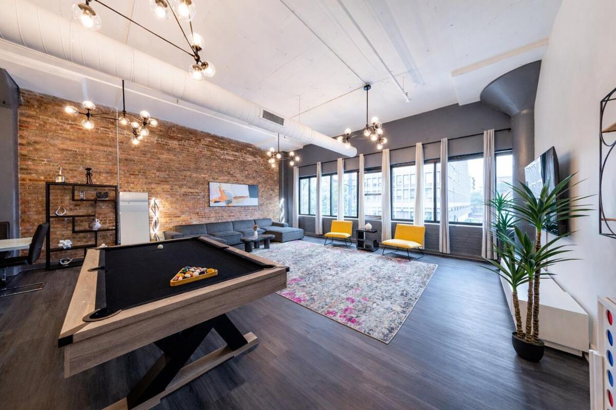 Massive 6br Luxury Sleeps 12 Guests With Jacuzzi & Pool Table Perfect Group And Optional Parking Near Mccormick Place & Soldier Field *