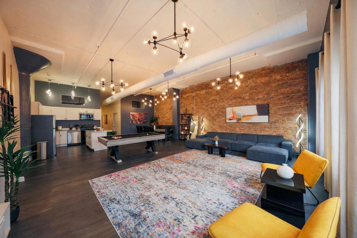 Massive 6br Luxury Sleeps 12 Guests With Jacuzzi & Pool Table Perfect Group And Optional Parking Near Mccormick Place & Soldier Field Apartment *