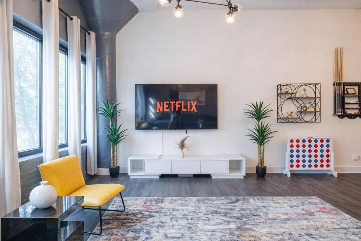 Massive 6br Luxury Sleeps 12 Guests With Jacuzzi & Pool Table Perfect Group And Optional Parking Near Mccormick Place & Soldier Field