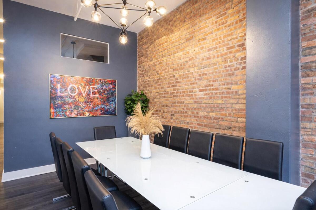 Apartment Massive 6br Luxury Sleeps 12 Guests With Jacuzzi & Pool Table Perfect Group And Optional Parking Near Mccormick Place & Soldier Field Chicago