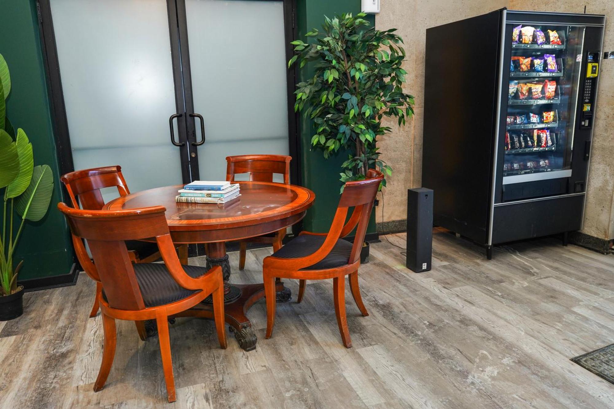 Luxury With Optional Parking And Gym Access Near Mccormick Place, Chinatown And Soldier Field