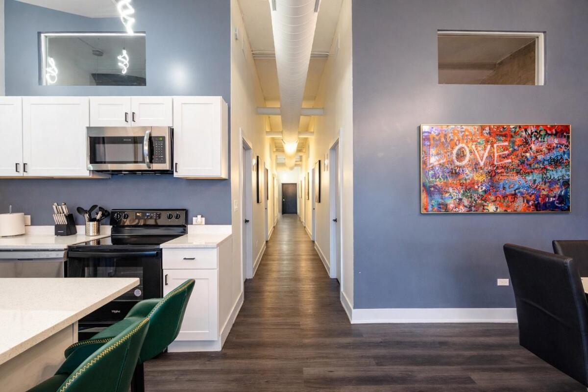 Massive 6br Luxury Sleeps 12 Guests With Jacuzzi & Pool Table Perfect Group And Optional Parking Near Mccormick Place & Soldier Field *