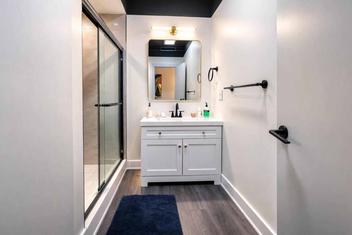 Massive 6br Luxury Sleeps 12 Guests With Jacuzzi & Pool Table Perfect Group And Optional Parking Near Mccormick Place & Soldier Field Apartment