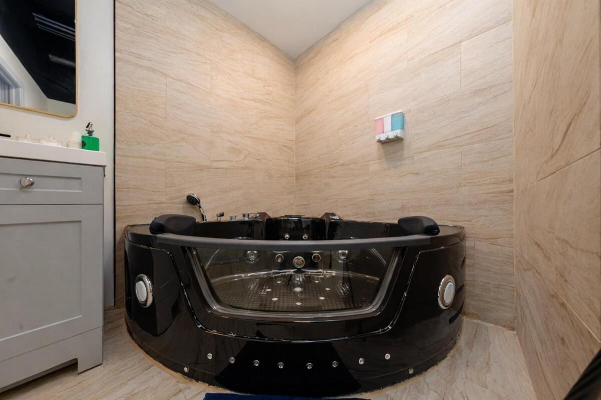 Apartment Massive 6br Luxury Sleeps 12 Guests With Jacuzzi & Pool Table Perfect Group And Optional Parking Near Mccormick Place & Soldier Field *