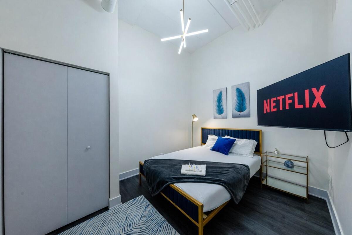 Apartment Massive 6br Luxury Sleeps 12 Guests With Jacuzzi & Pool Table Perfect Group And Optional Parking Near Mccormick Place & Soldier Field Chicago