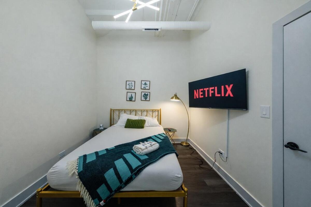 Apartment Massive 6br Luxury Sleeps 12 Guests With Jacuzzi & Pool Table Perfect Group And Optional Parking Near Mccormick Place & Soldier Field