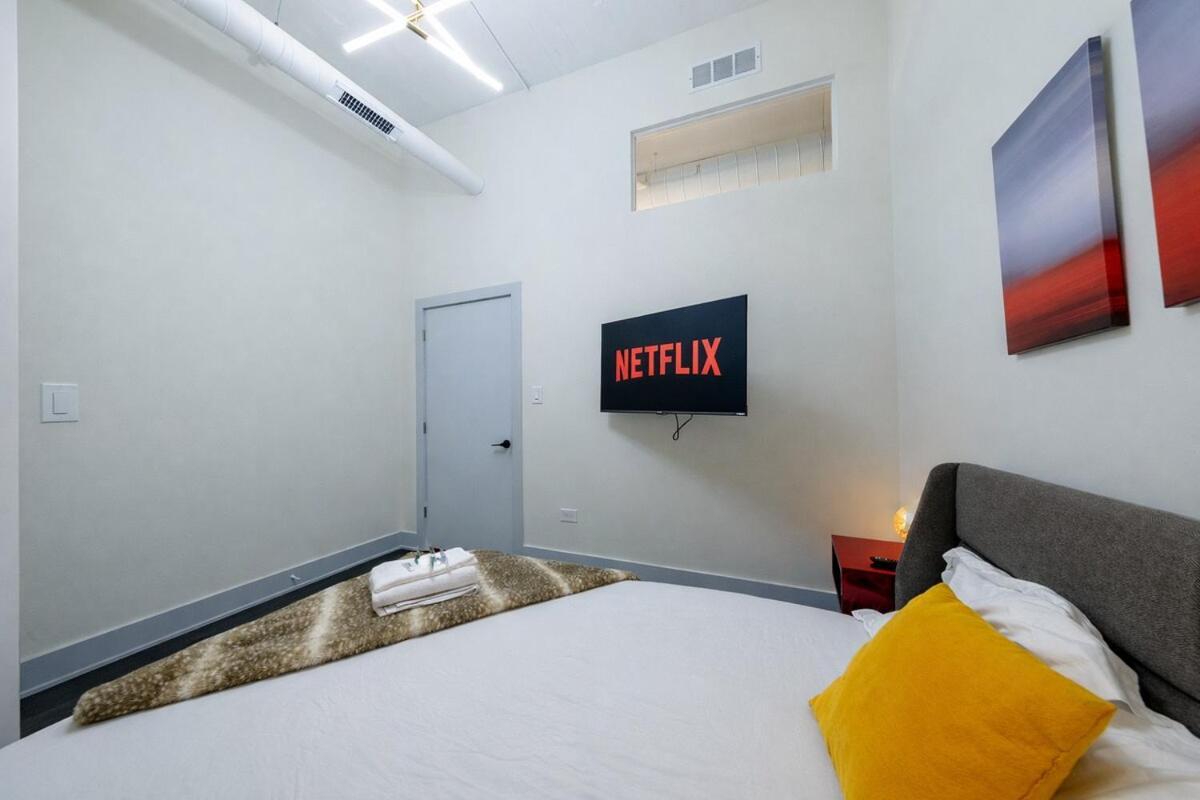 Apartment Massive 6br Luxury Sleeps 12 Guests With Jacuzzi & Pool Table Perfect Group And Optional Parking Near Mccormick Place & Soldier Field *