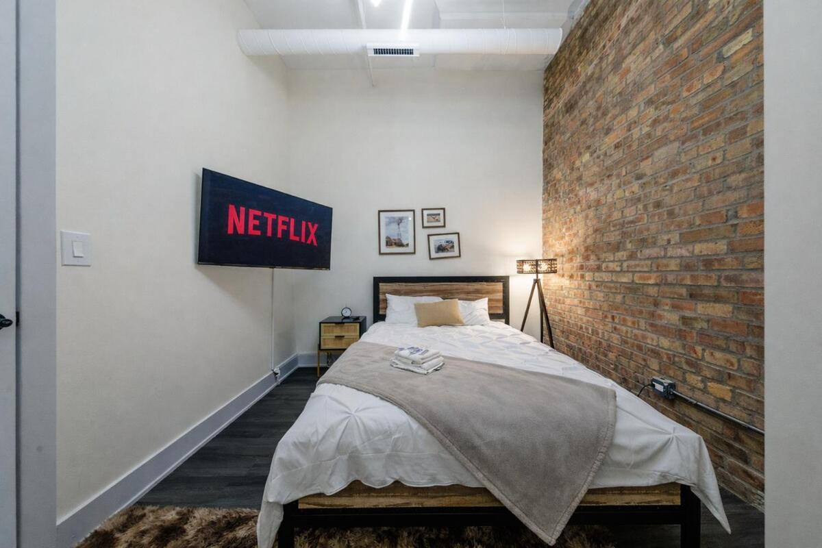 Massive 6br Luxury Sleeps 12 Guests With Jacuzzi & Pool Table Perfect Group And Optional Parking Near Mccormick Place & Soldier Field * Chicago