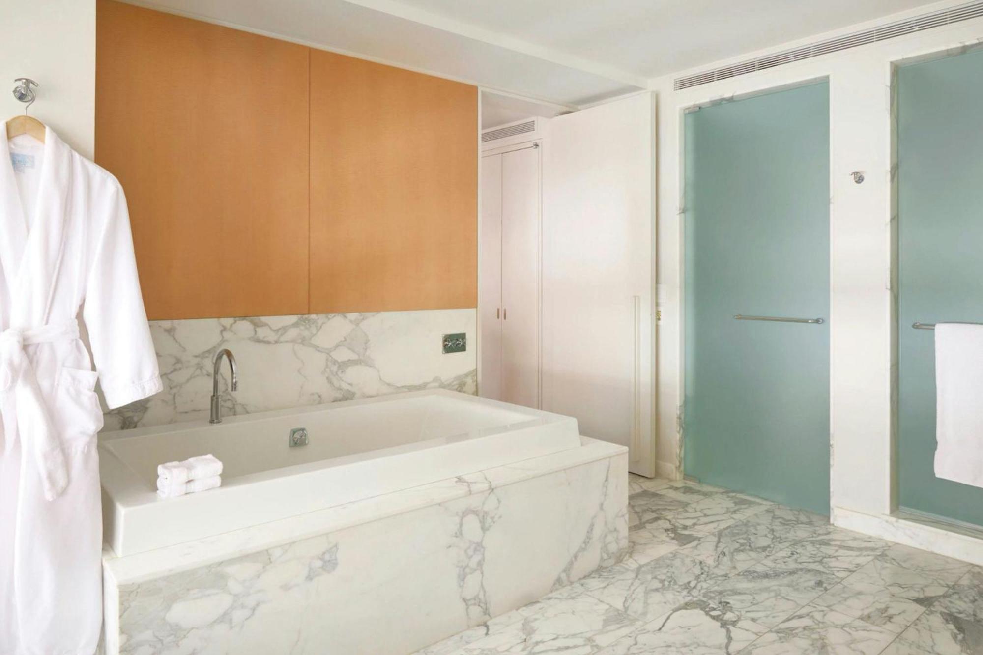 55 Downtown Hotel 4*