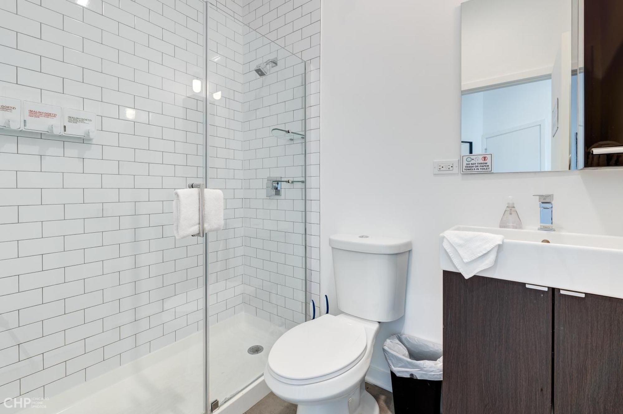 Studio Apartment With Queen Bed *