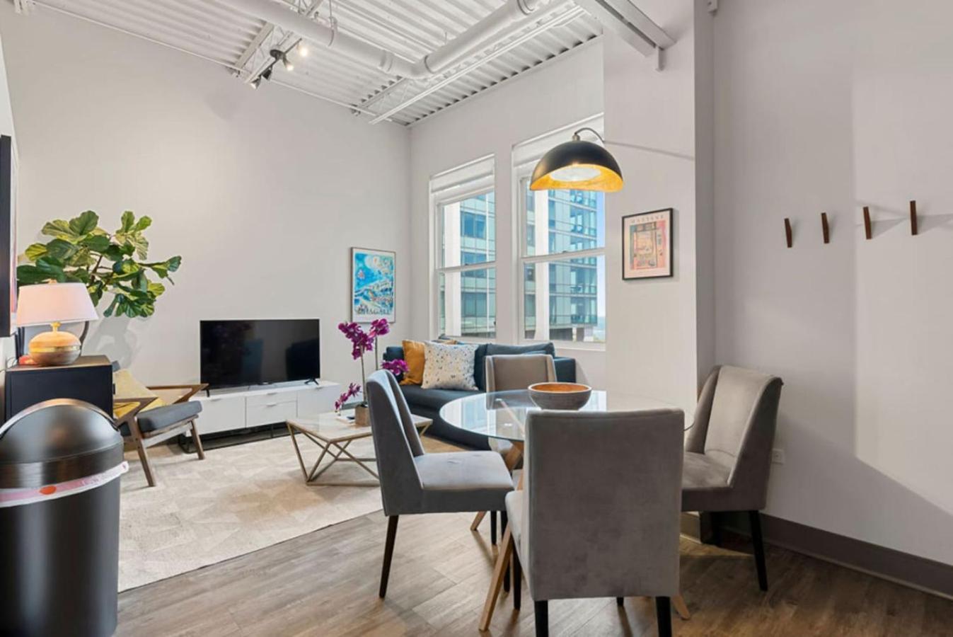Holiday home Downtown Mich Ave - 6 Penthouses, Sleep 25 *