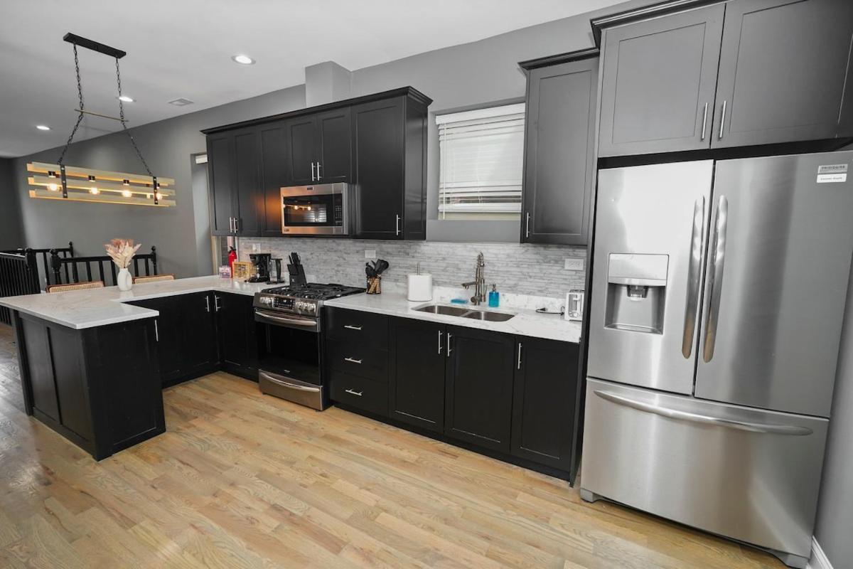 Stylish 2br Near United Center & Mrt Apartment *