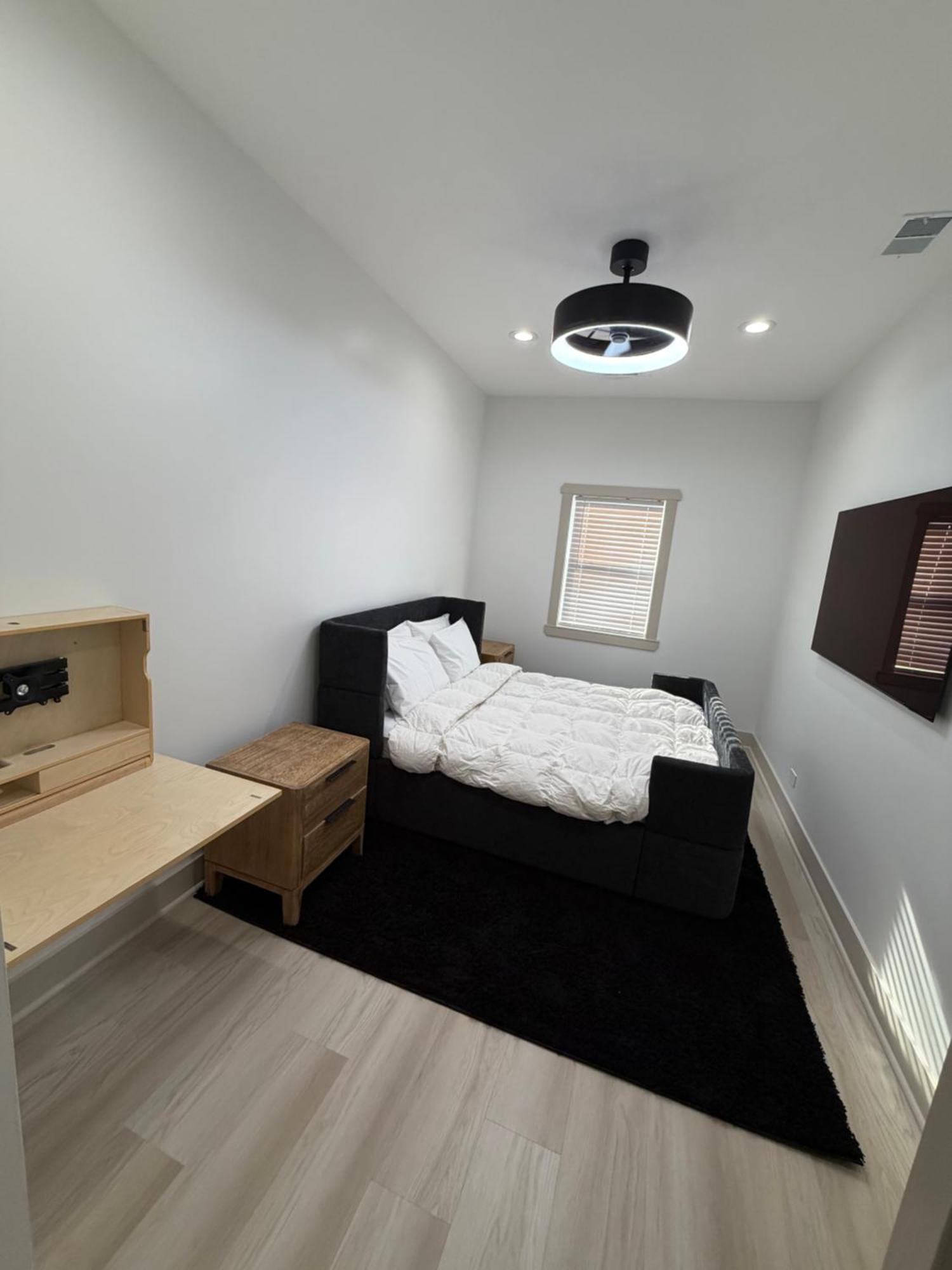 Luxury Living In Bronzeville Apartment *