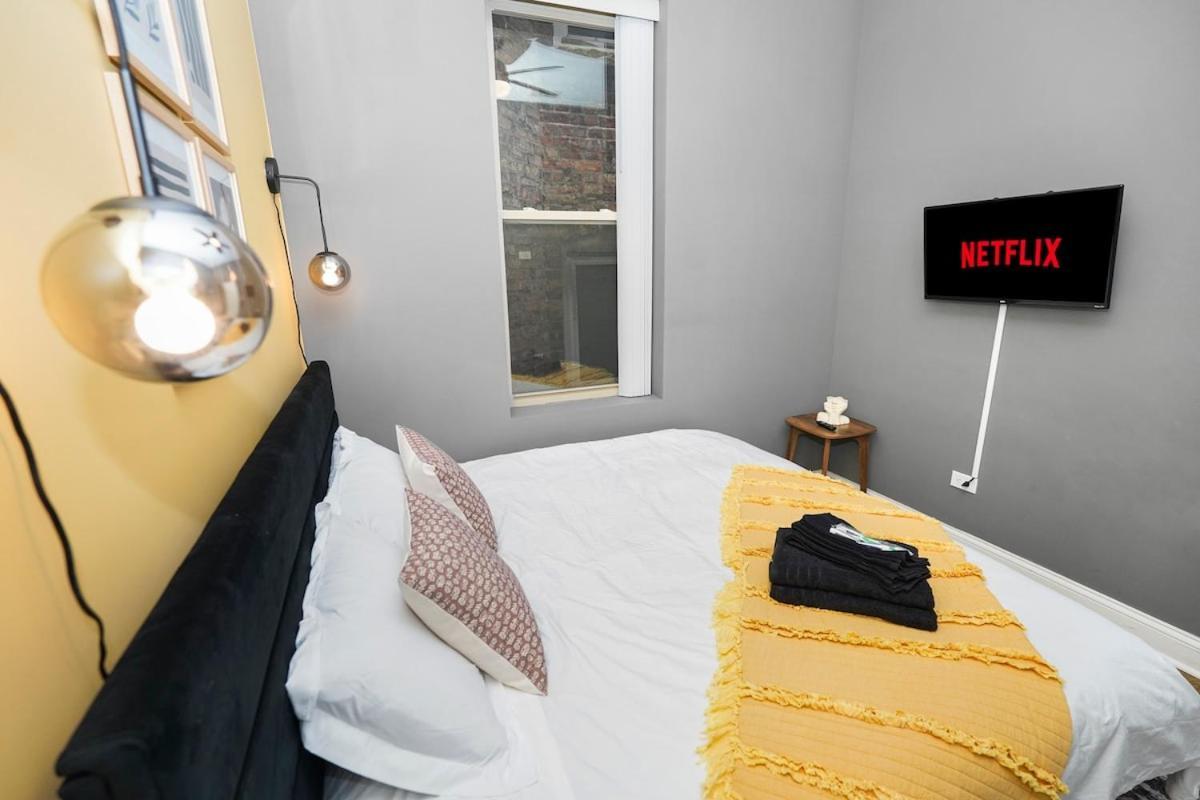 Modern 2br Retreat Near United Center Apartment