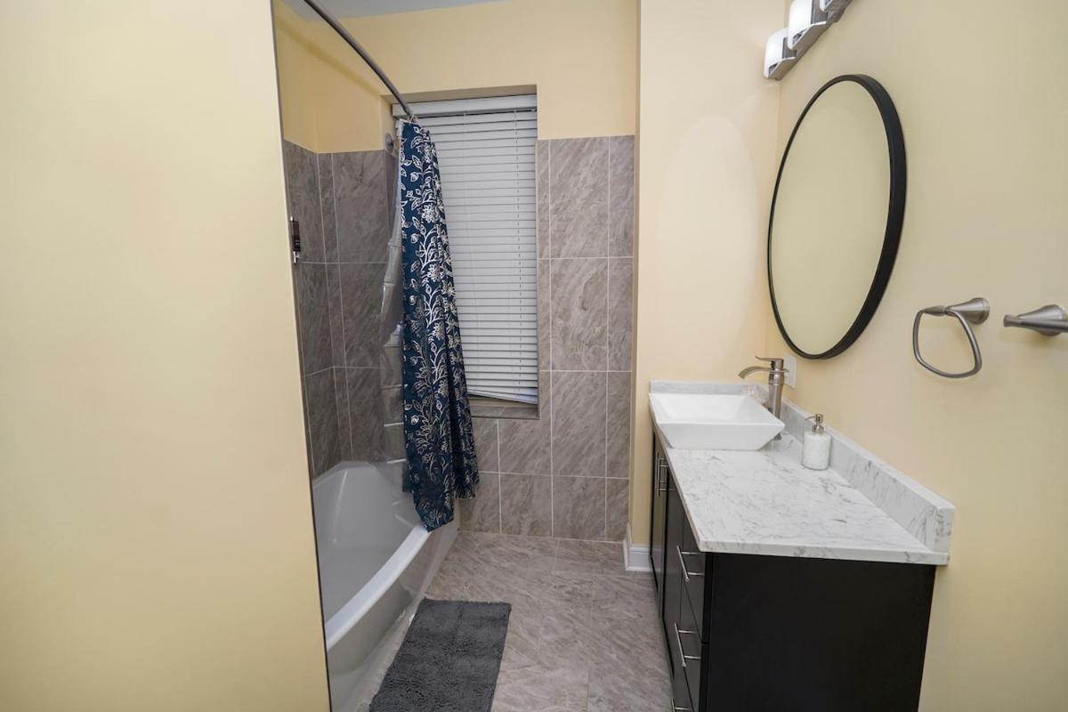 Stylish 2br Near United Center & Mrt Chicago