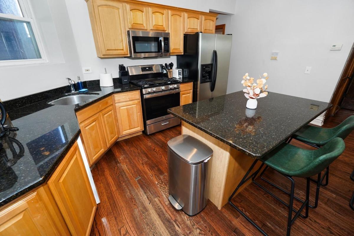 King Bed 6br With Pool Table Sleeps 16 Near Humboldt Park Apartment Chicago