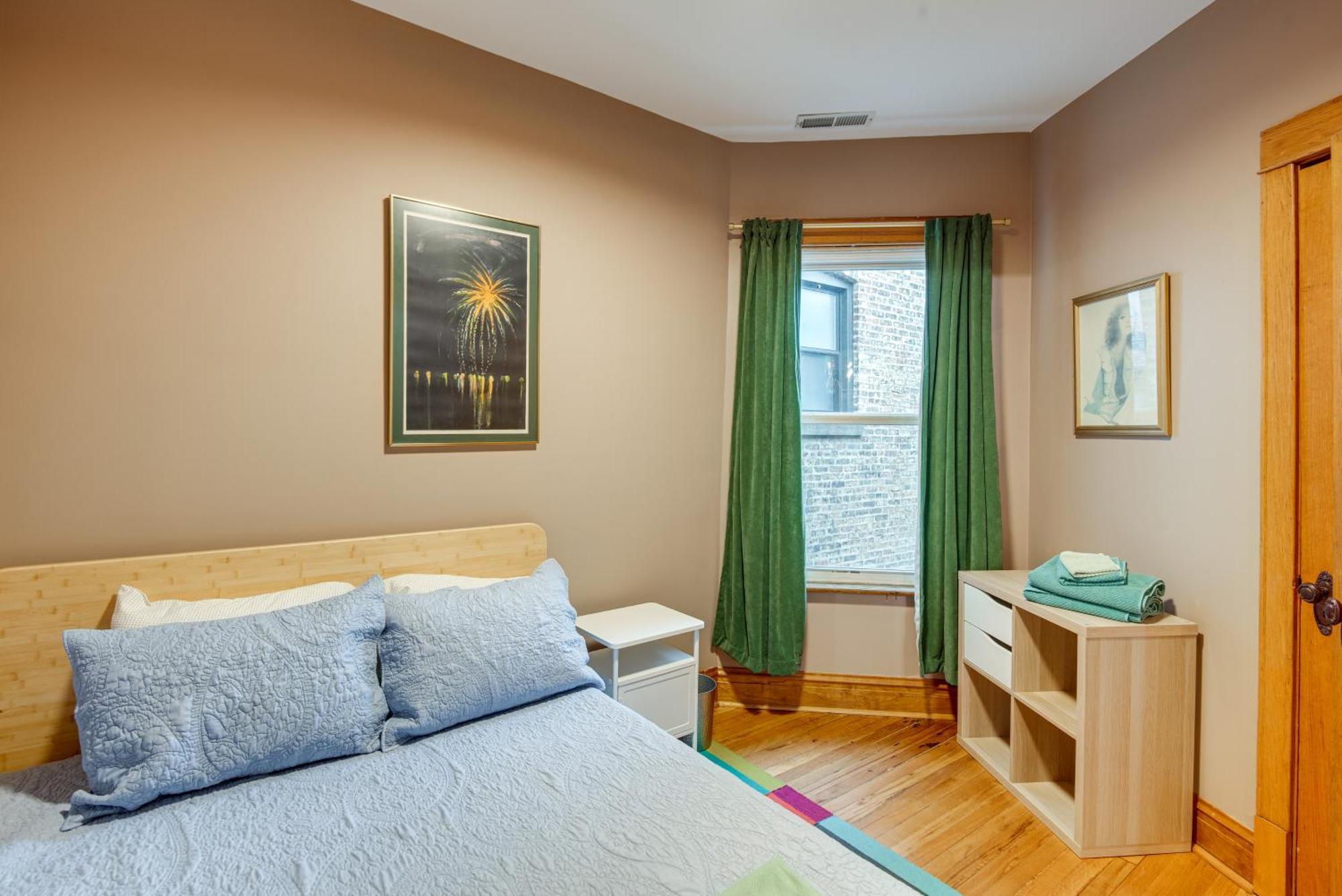 1 Mi To Wrigley! Quintessential Chi-town Greystone Holiday home *