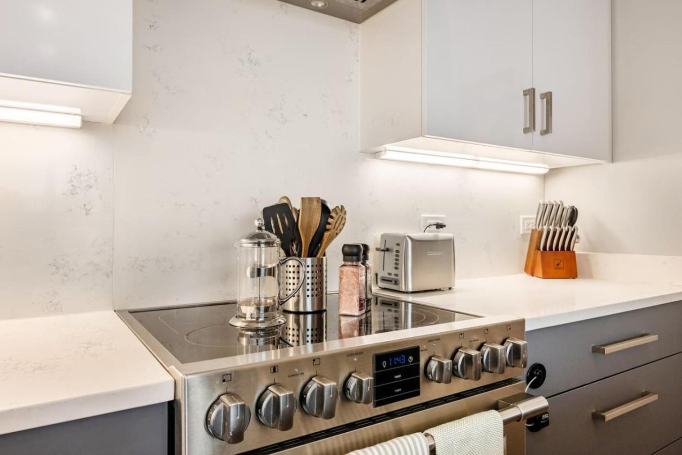 Apartment Downtown Penthouse 5Bd Views Parking Gym *