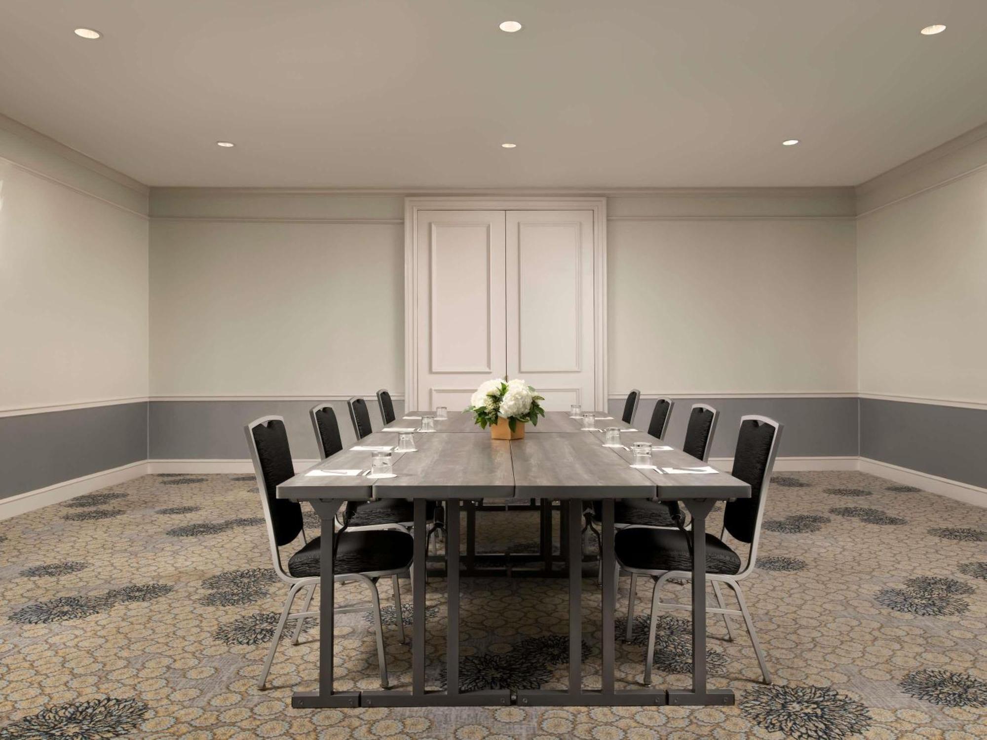 Fairmont Millennium Park 4*