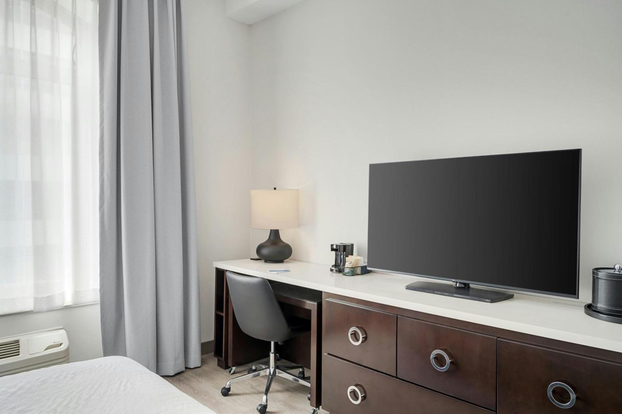 Hotel Fairfield And Downtown/ Magnificent Mile