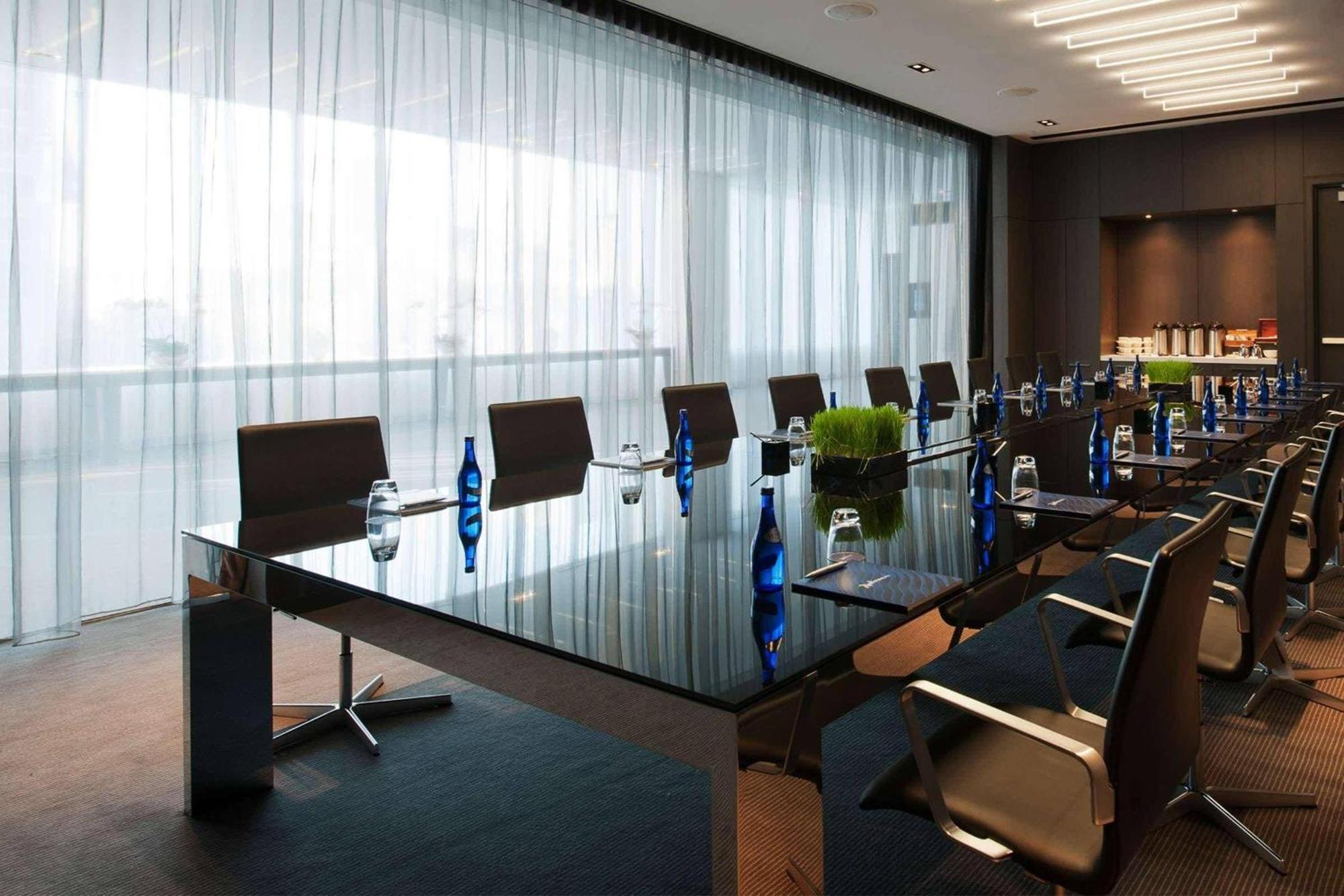 Radisson Blu Aqua Hotel, 4*