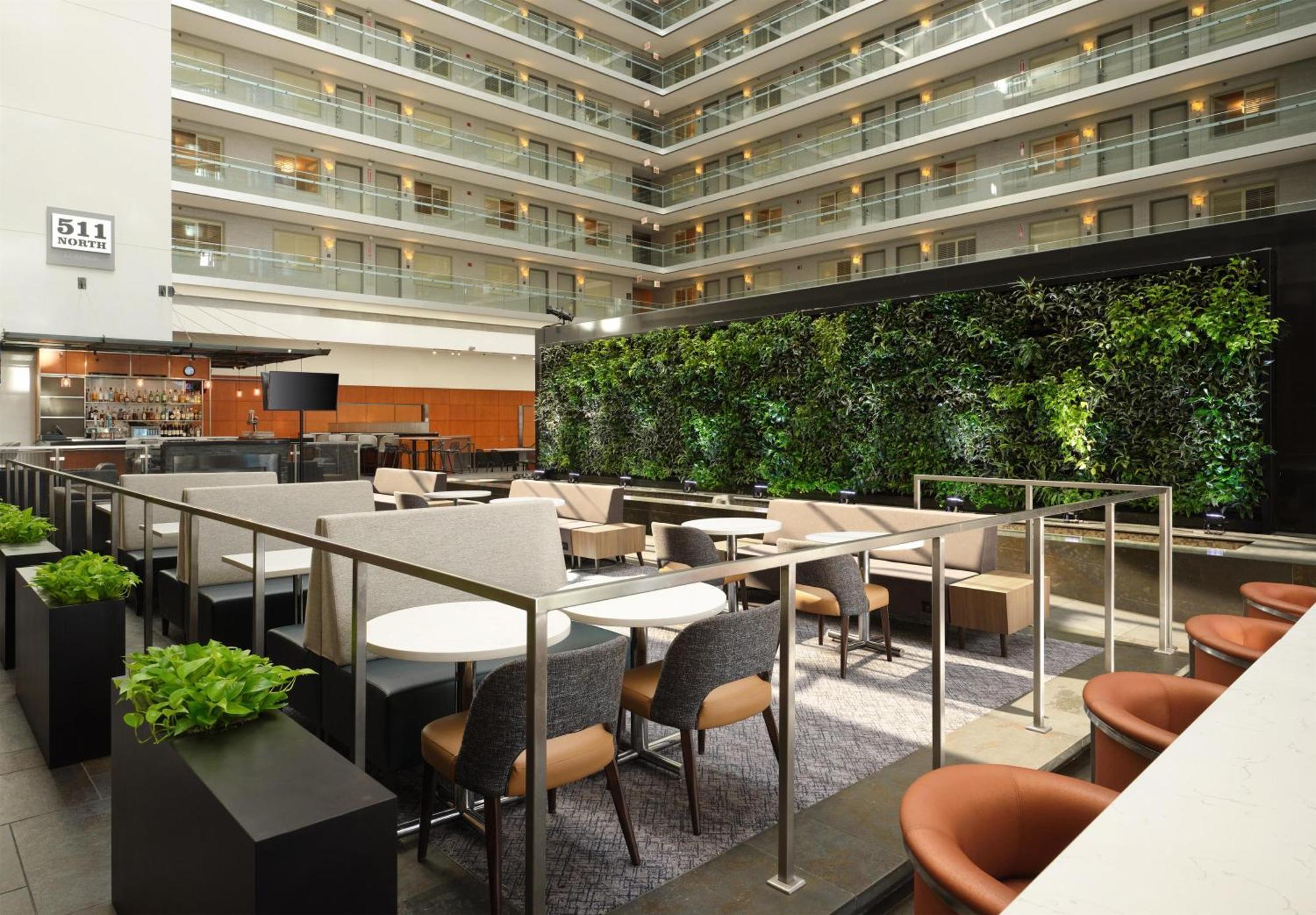 Embassy By Hilton Downtown Magnificent Mile 4*