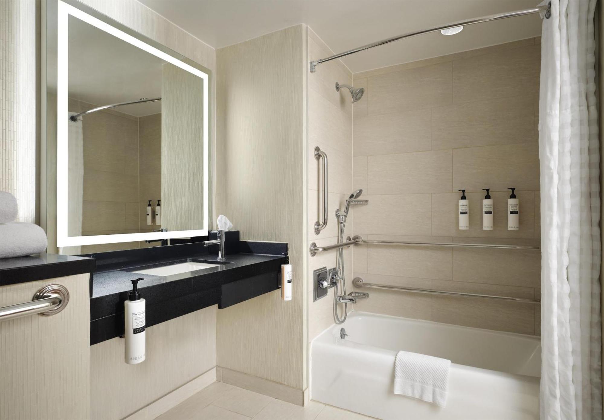 Hotel Embassy By Hilton Downtown Magnificent Mile