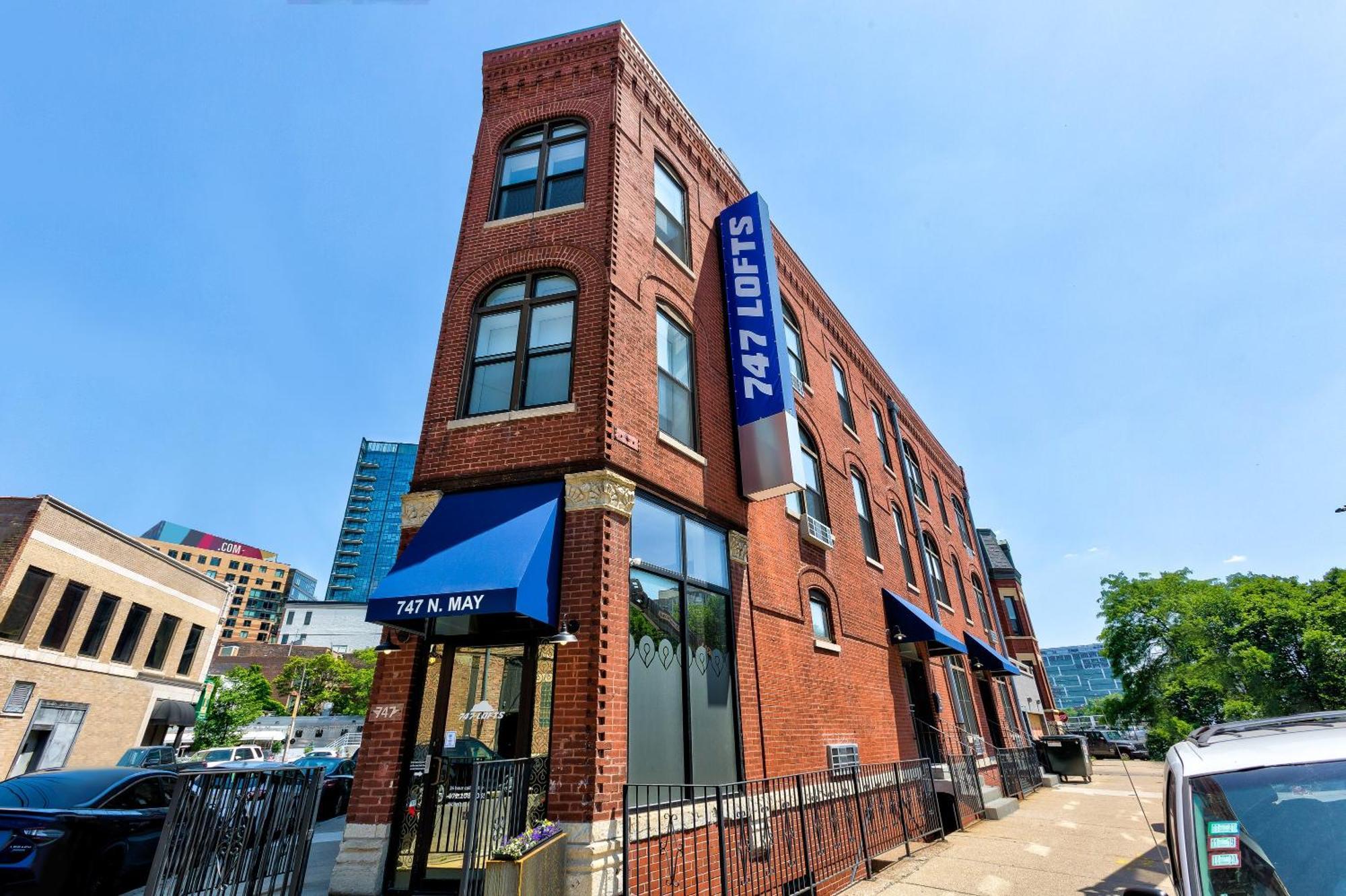 Hotel Ground Floor In By 747 Lofts *