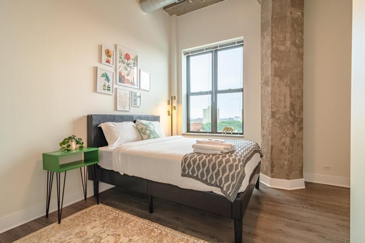 Spacious 3br Corner With Optional Parking And Gym Access Near Mccormick Place, Grant Park And Soldier Field Apartment