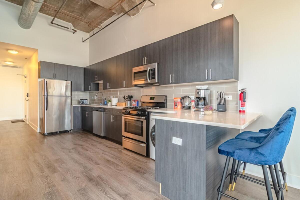 Spacious 3br Corner With Optional Parking And Gym Access Near Mccormick Place, Grant Park And Soldier Field