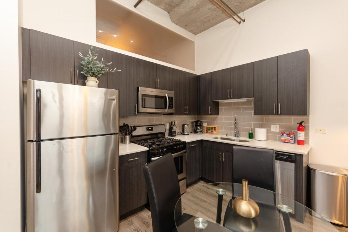 Fully Equipped 2br In South Loop With Optional Parking And Gym Access Near Mccormick Place & Lakefront Attractions Chicago