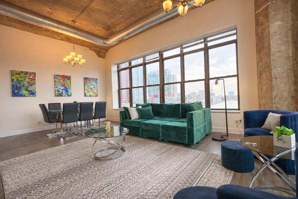 Apartment Spacious 3br Corner With Optional Parking And Gym Access Near Mccormick Place, Grant Park And Soldier Field *