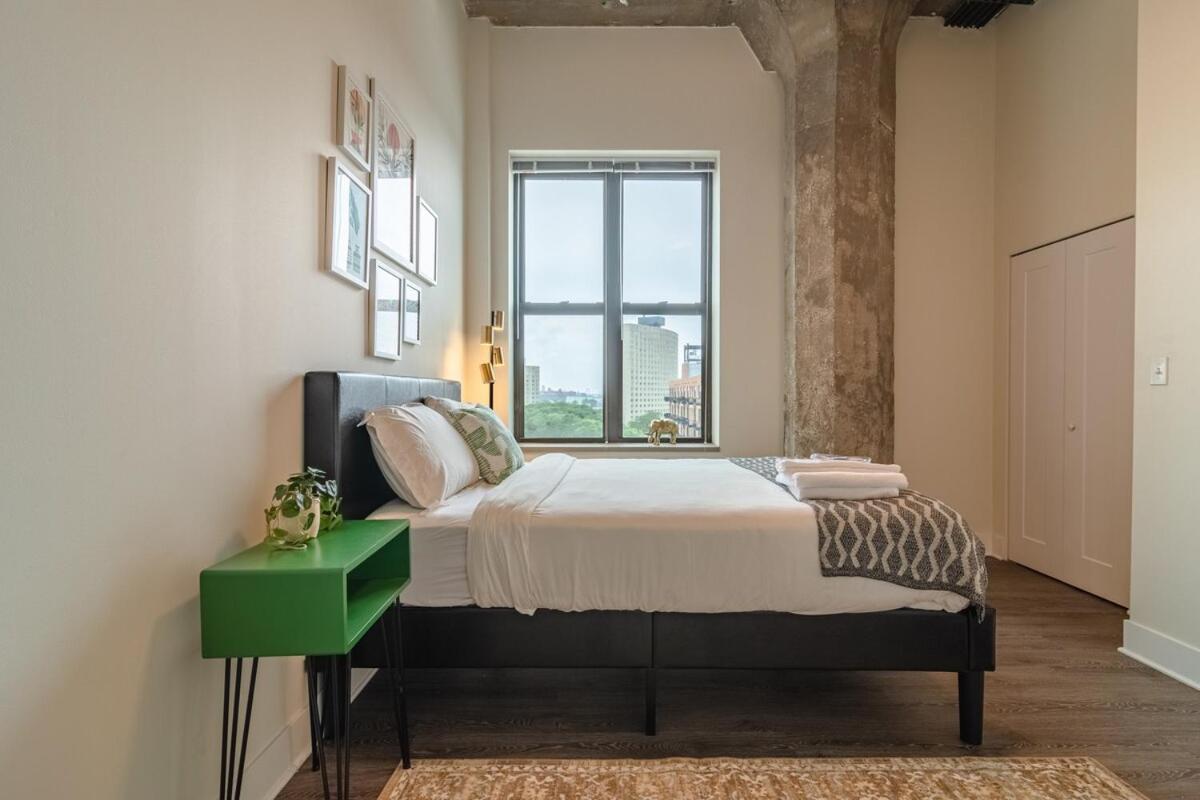 Spacious 3br Corner With Optional Parking And Gym Access Near Mccormick Place, Grant Park And Soldier Field