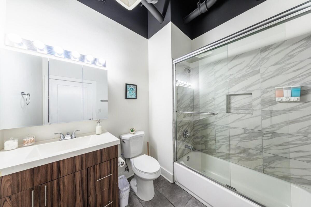 Apartment Spacious 3br Corner With Optional Parking And Gym Access Near Mccormick Place, Grant Park And Soldier Field