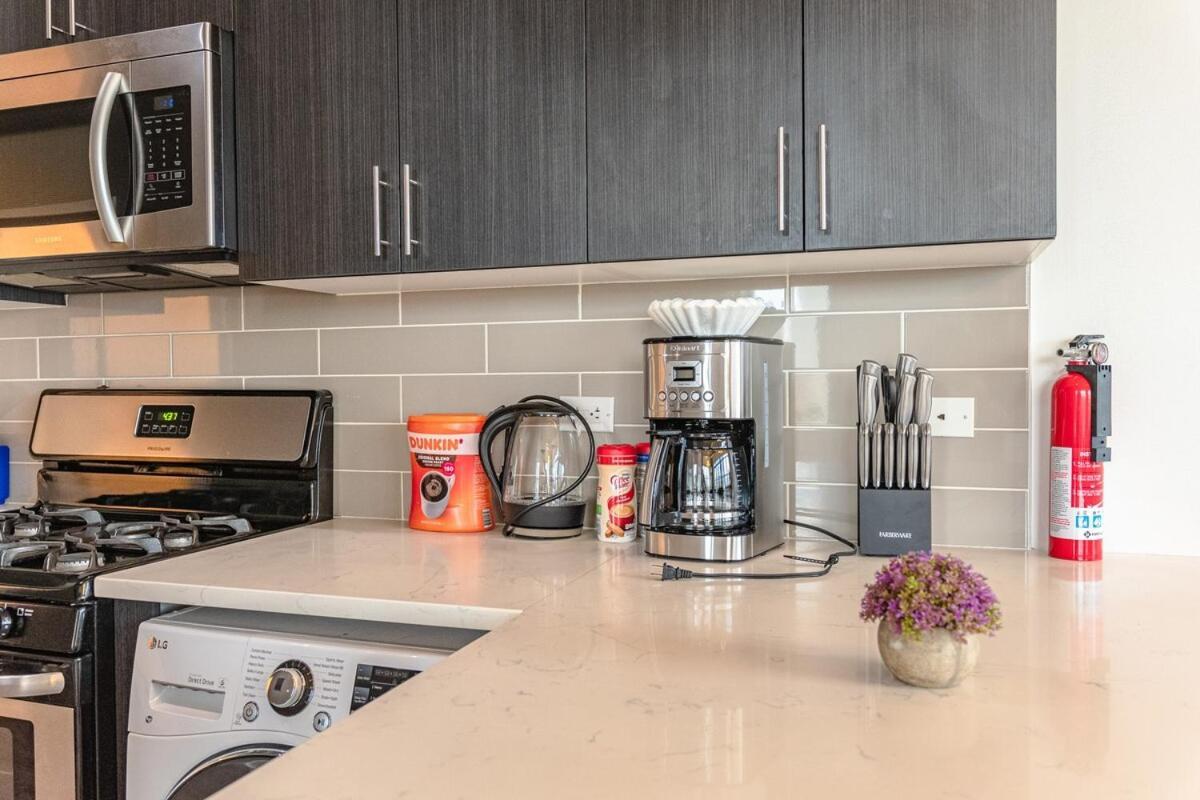Spacious 3br Corner With Optional Parking And Gym Access Near Mccormick Place, Grant Park And Soldier Field Apartment