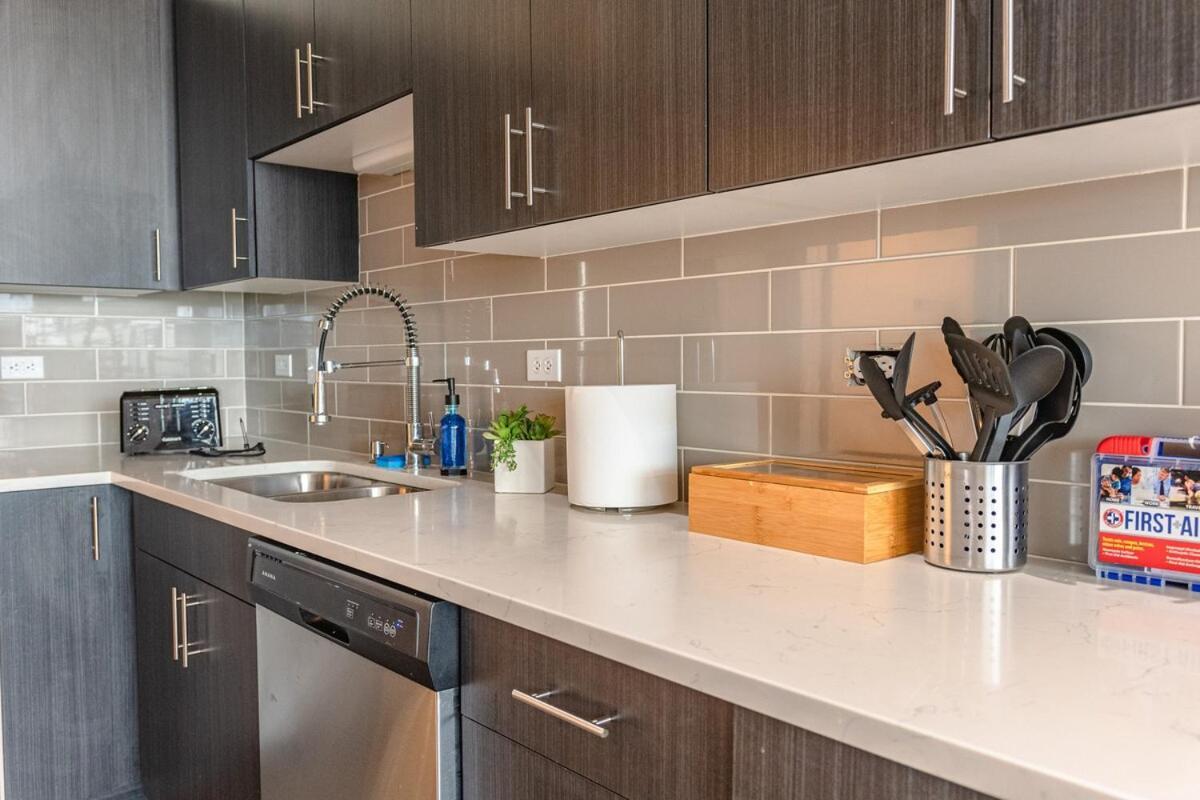 Apartment Spacious 3br Corner With Optional Parking And Gym Access Near Mccormick Place, Grant Park And Soldier Field