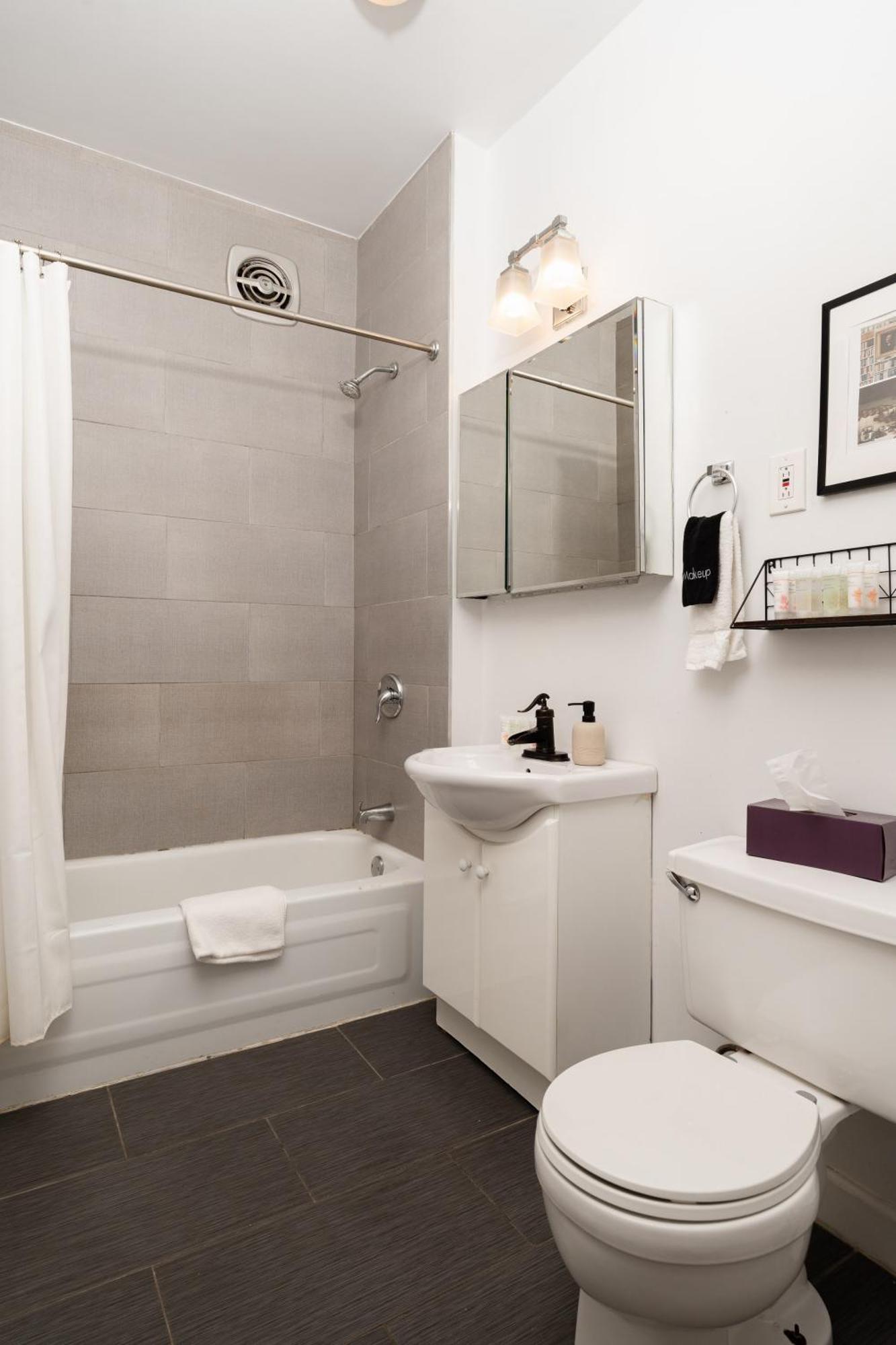 Flexhome Ukrainian Village • 2Br • Walkable + Private Balcony - Sleeps 6 Chicago