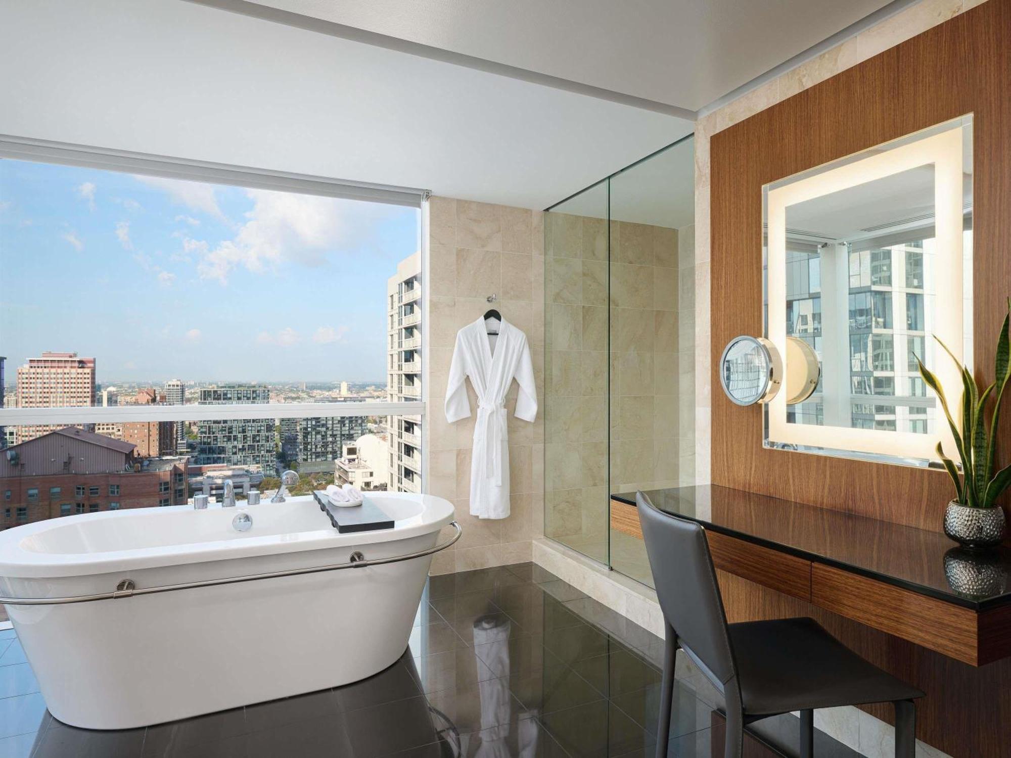 Sofitel Magnificent Mile 5*