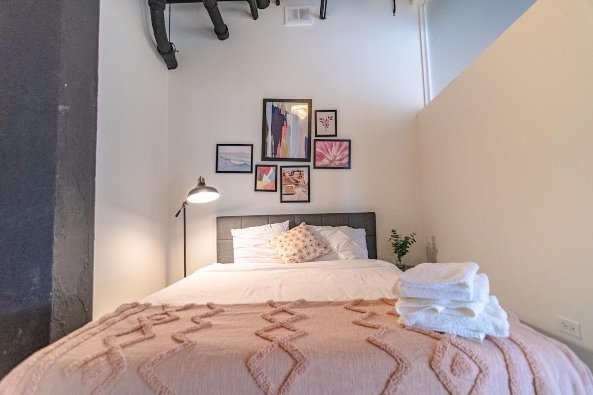Mccormick Place Huge 2br Cozy Loft With Optional Parking Sleeps 8 Near Soldier Field And Grant Park *