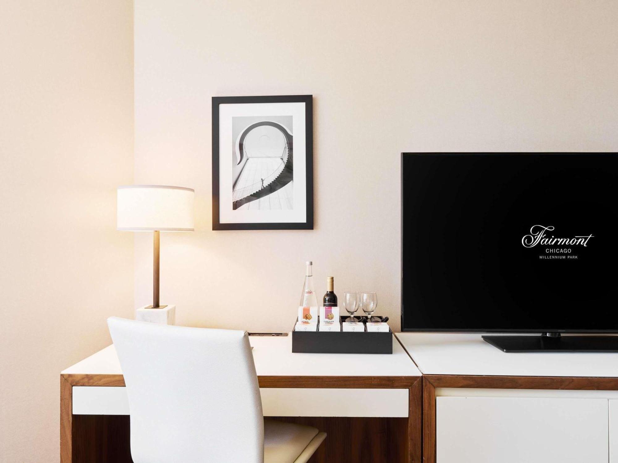 Fairmont Millennium Park 4*
