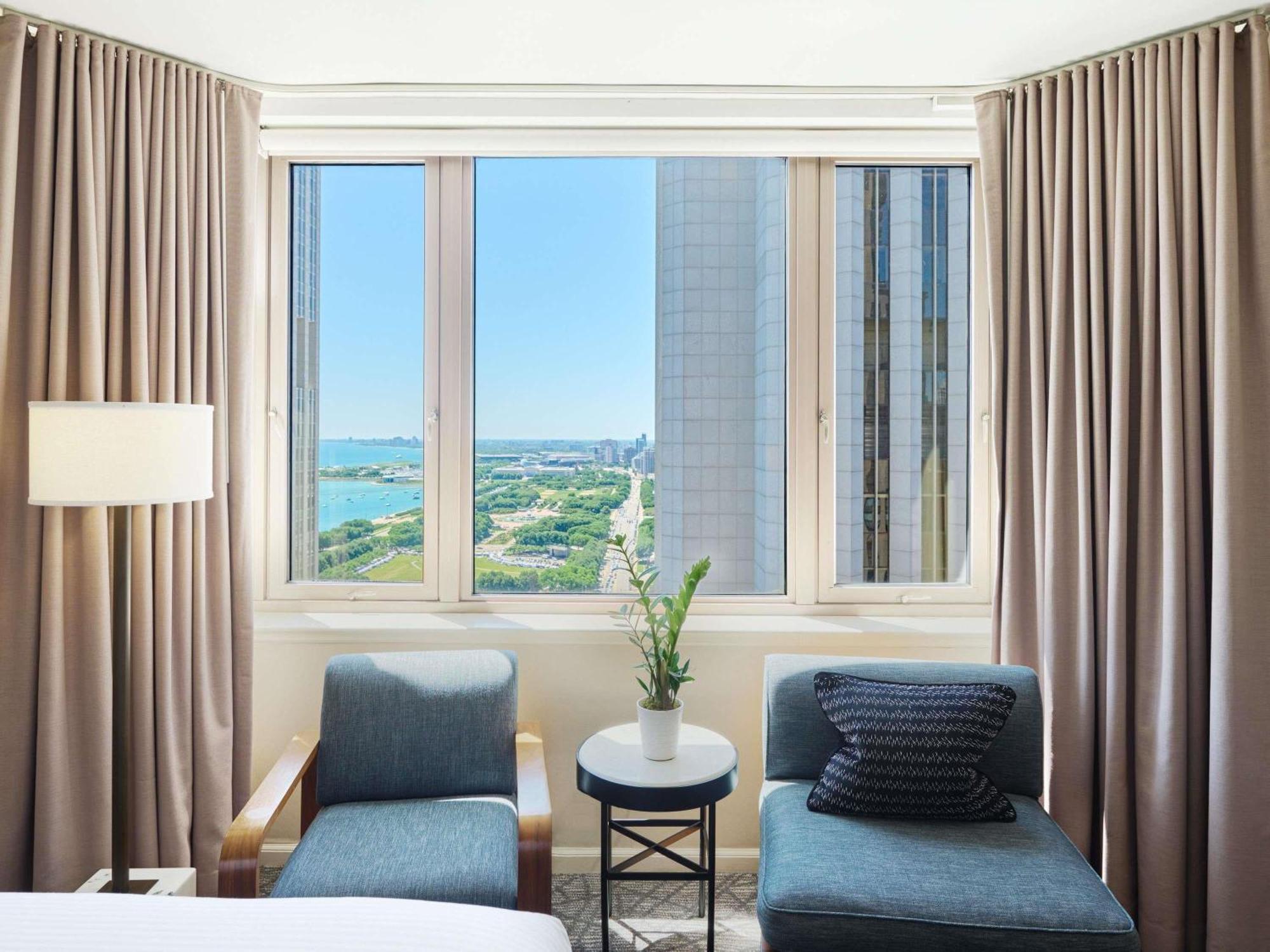 Fairmont Millennium Park 4*