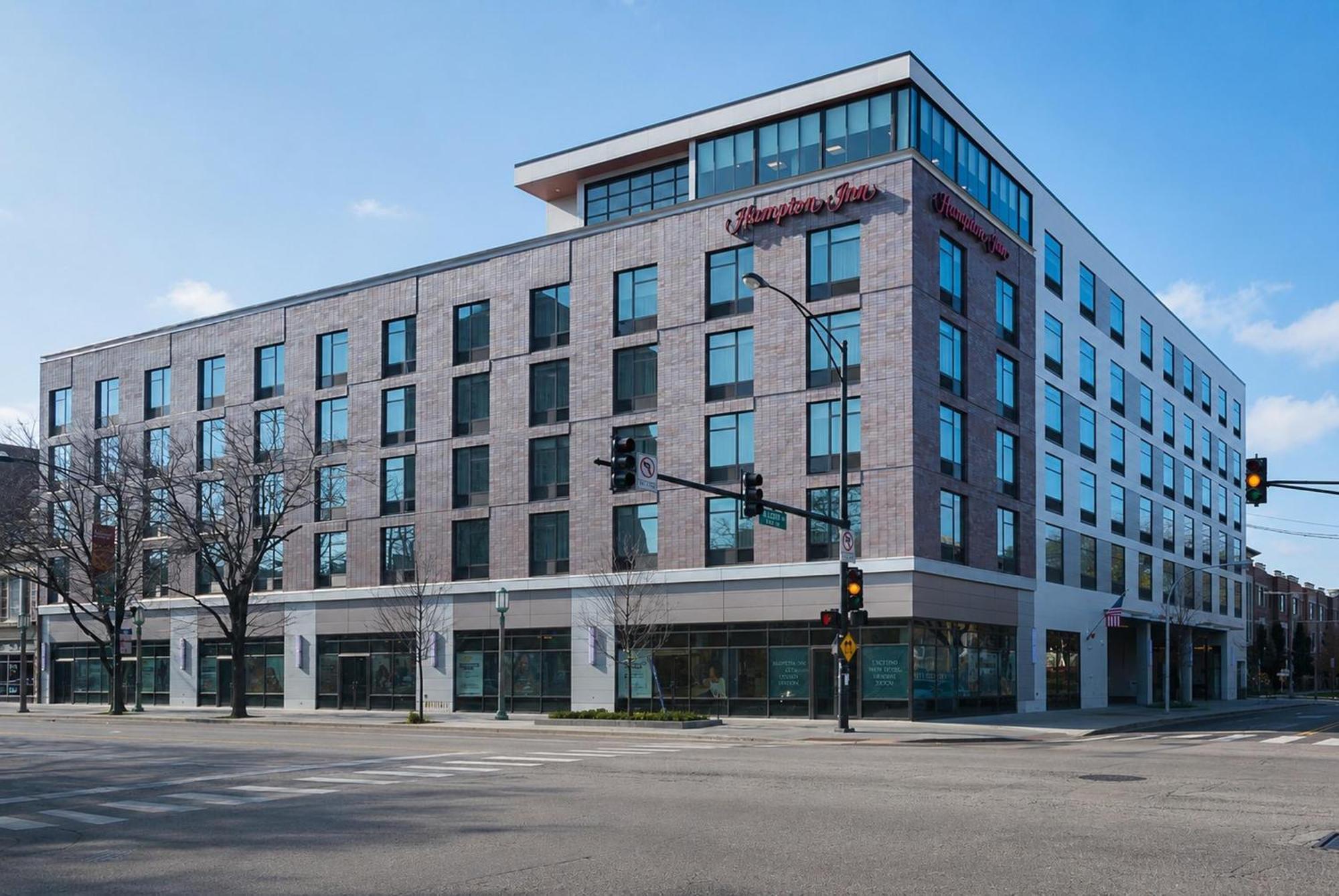 Hampton North-loyola Station, Il Hotel