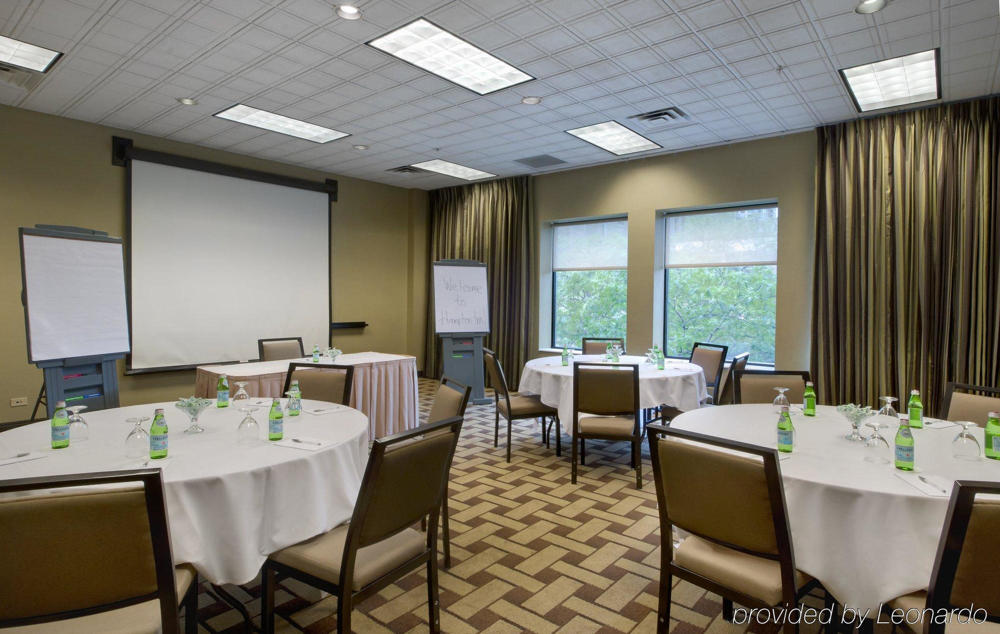 Hampton & Chicago-downtown 3*