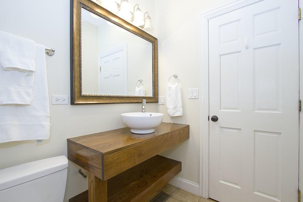 Three-bedroom On N Seminary Avenue Apt 1 Apartment Chicago