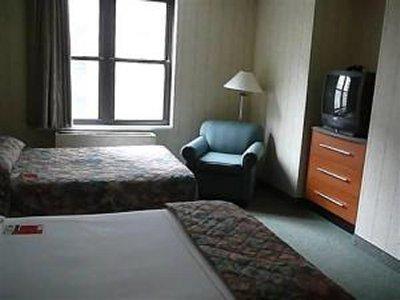 Saint Clair - Magnificent Mile Hotel 4*