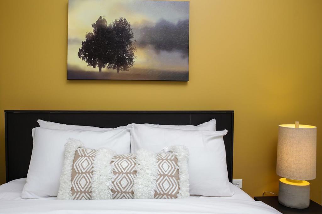 Two-bedroom On N Halsted Street Apt 302 Apartment *